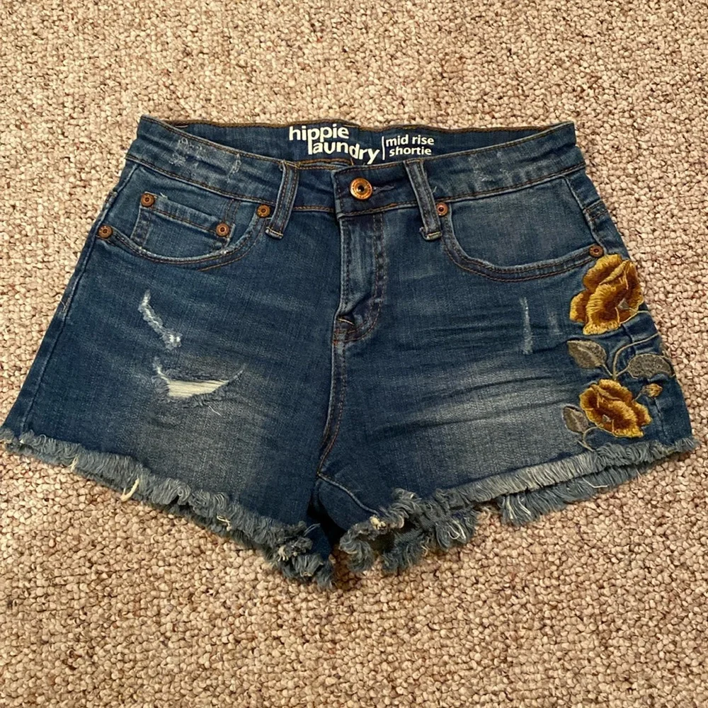 Hippie Laundry mid rise shortie flower shorts - Picture 1 of 6